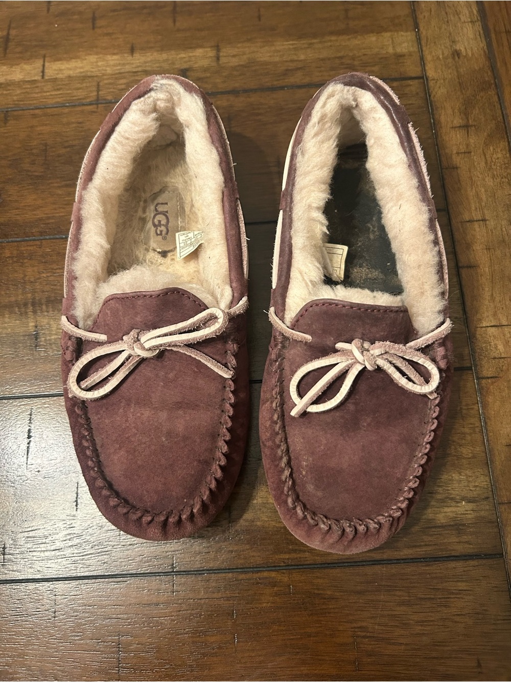 UGG Dakota Moccasin Slippers Womens Size 6 Burgundy Suede Shearling Lined 5612
